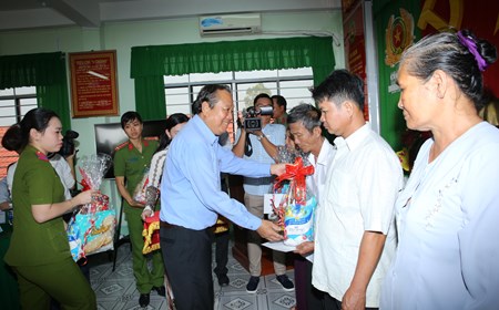 Phó Thủ tướng Thường trực trao 1.000 suất quà Tết cho gia đình chính sách huyện Cần Giuộc